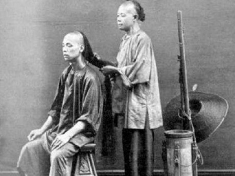 Hoàng đế nhà Thanh gọi 7 thợ cắt tóc vào cung, 6 người bị xử tử, riêng 1 người sống sót nhờ dùng một thứ