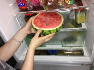 Cả nhà nhập viện vì ăn dưa hấu để qua đêm, dưa hấu đã cắt để được bao lâu trong tủ lạnh?