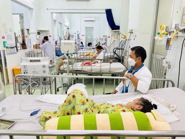 Bệnh viện ở TP.HCM áp lực trước số bệnh nhi tay chân miệng tăng cao, nhiều ca thở máy - 1