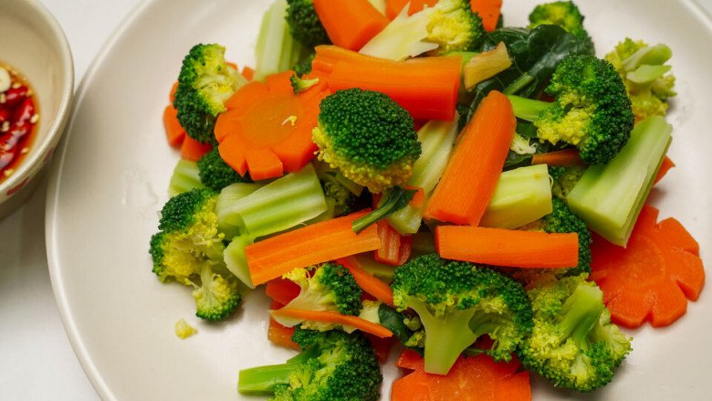 Giáo sư dinh dưỡng chỉ ra 3 thói quen ăn rau khiến bạn càng ăn càng xấu, già nhanh mà sức khỏe chóng suy tàn - 1