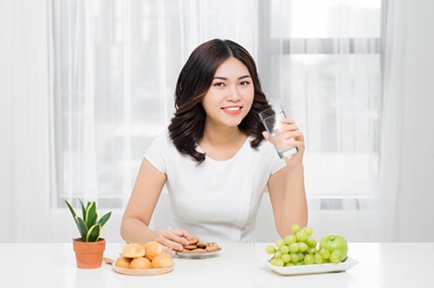 Việc uống một ly nước ấm có thể mang lại nhiều lợi ích cho sức khỏe