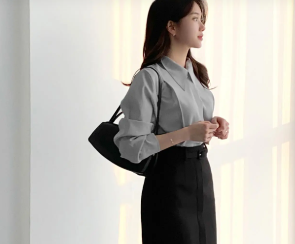 Chiếc túi xách màu đen, thiết kế tối giản đảm bảo mang nét phong cách cho set đồ.