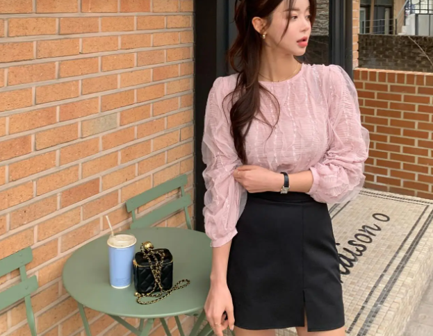 Mẫu áo blouse tông màu hồng mix với chân váy đen dáng ngắn lại ghi điểm trẻ trung, đồng thời giúp cân bằng outfit.