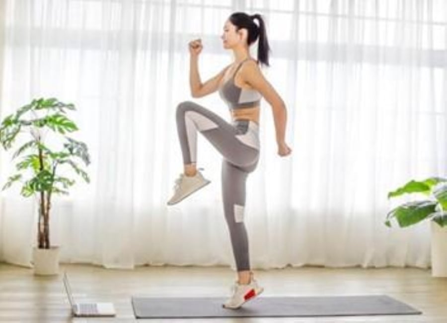 Động tác chạy cao đùi sẽ giúp giảm mỡ bụng và đánh bay mỡ bắp chân nhanh chóng