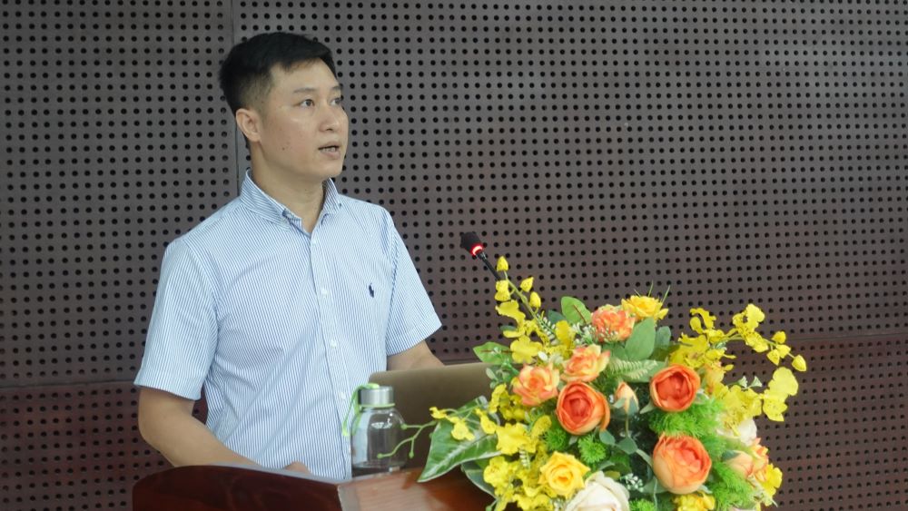 Ông Nguyễn Hoàng Nhật - Phó Tổng biên tập Báo điện tử VietnamPlus trình bày chuyên đề tại buổi tập huấn. Ảnh: Trần Thi