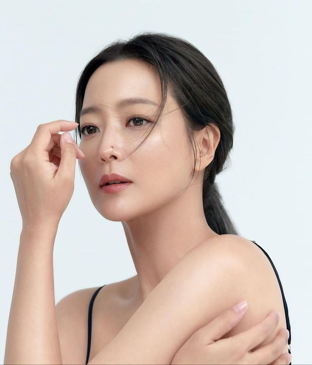 Kim Hee Sun thích sử dụng dầu tẩy trang có chứa thành phần ô liu
